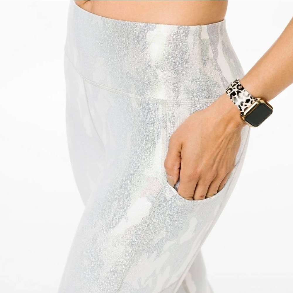Zyia Active Silver Camo‎ Metallic Pocket Light N Tight Capri 4 High Rise
